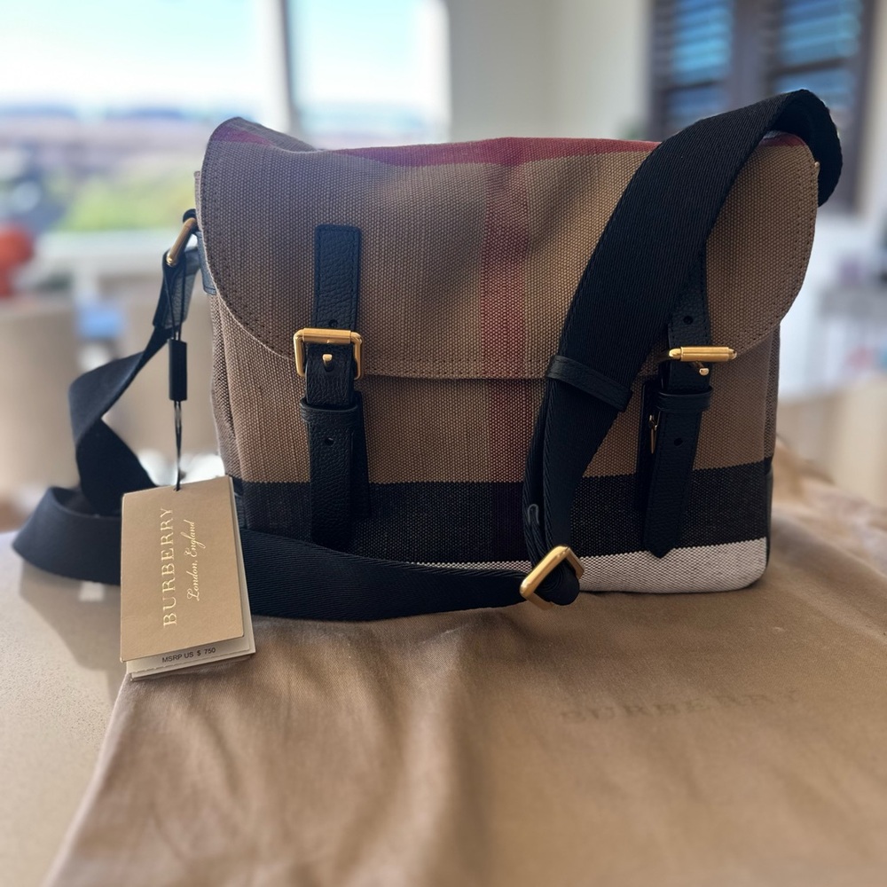 BNWT- Burberry messenger bag